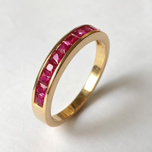 Anillo de media eternidad de oro de 14 quilates con rubí: anillo apilable con gema de talla princesa, delicada alianza de boda.