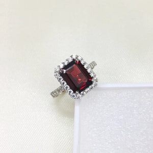 Ring met smaragd geslepen granaat: 925 zilver, art-decostijl