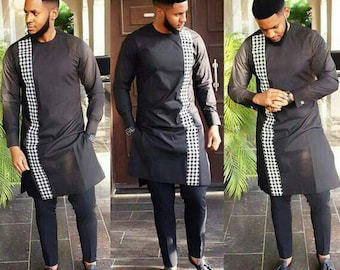 Puede incluir: Un hombre lleva una camisa negra de manga larga con un patrón geométrico blanco y negro en el lateral. También lleva pantalones negros y zapatos negros.