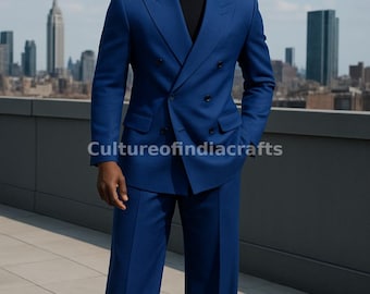 Puede incluir: Un traje azul cobalto de doble botonadura con pantalón a juego. El traje presenta un diseño clásico con solapa de muesca y cierre de cuatro botones. La persona lleva una camisa negra y zapatos negros. El fondo muestra un horizonte urbano.