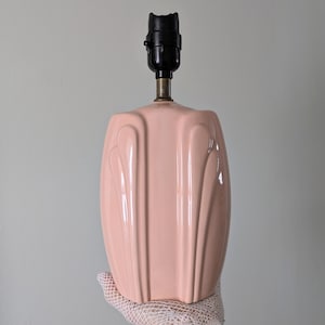 Vintage 1980er Art Deco Revival Pfirsich Strukturlampe | Retro Keramik Tischlampe | Nachttischlampe | Vintage Akzent Beleuchtung