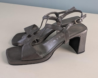 Vintage 1980s/90s Nine West T-Strap Leather Heels | Y2K Gunmetal Sandals | Size 7.5