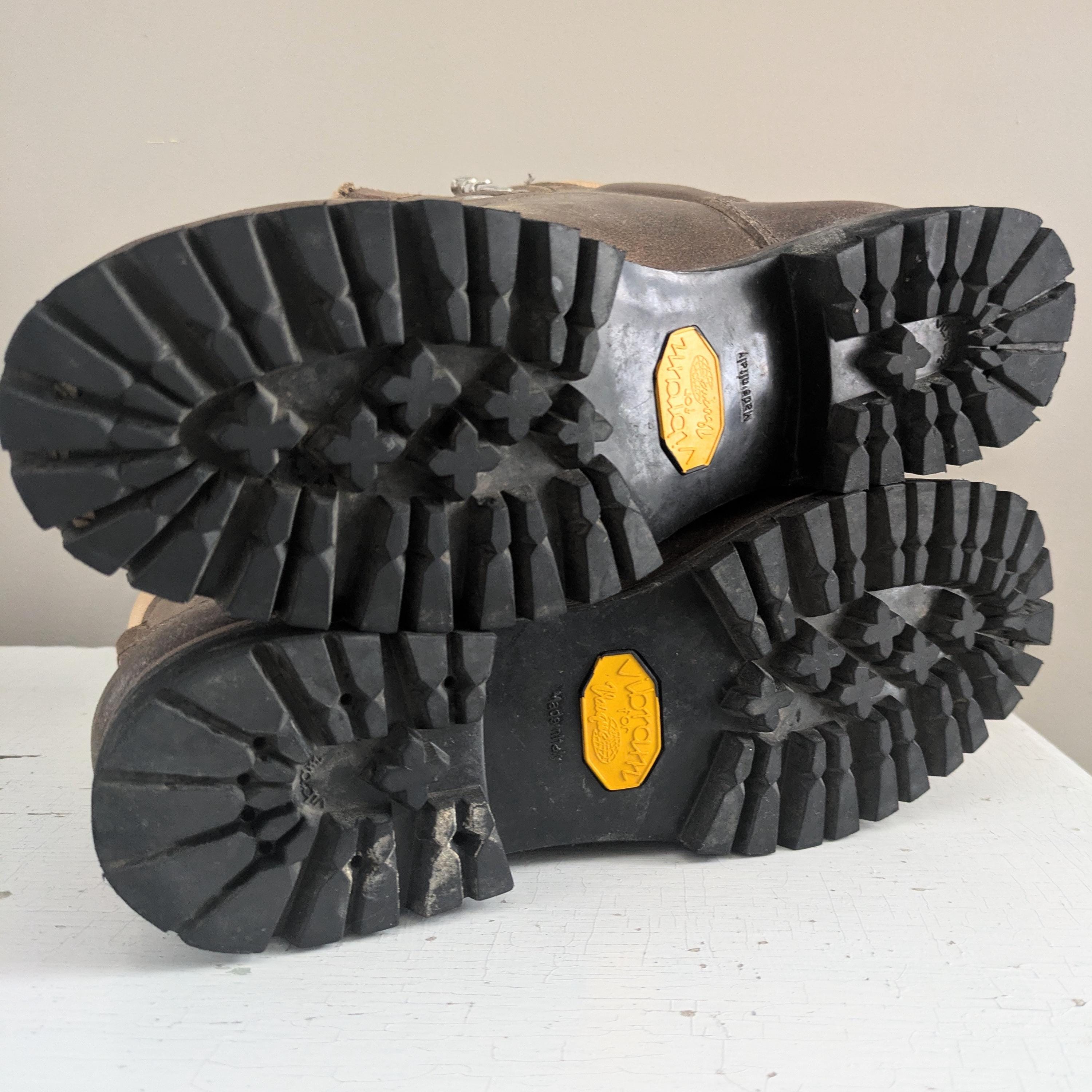 Vasque Vibram Sole Tan/Cream Boots Black Lug Sole NEWISH LOOK Great condition Mens Vasque Hiking Boots Light Brown Tan Leather Vibram  main image 4