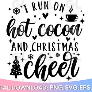 Puede incluir: Diseño gráfico en blanco y negro con el texto "I run on hot cocoa and Christmas cheer". El diseño presenta un árbol de Navidad, copos de nieve, estrellas y una taza de chocolate caliente.