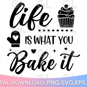Op de afbeelding: Zwart-witte afbeelding met de tekst "life is what you bake it". Het ontwerp bevat een cupcake, ovenwant met een hart en decoratieve elementen. De woorden zijn in een handschriftstijl.