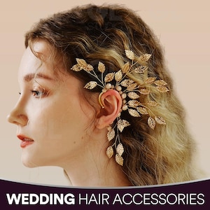 Könnte beinhalten: Goldfarbener Ohrschmuck mit Blatt- und Perlendesign. Der Ohrschmuck zeigt zarte goldene Blätter und kleine Perlen, die zum Tragen am Ohr gedacht sind. Der Text "WEDDING HAIR ACCESSORIES" ist im Bild enthalten.