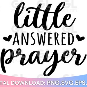 Könnte beinhalten: Schwarz-weißes Text-Grafikdesign mit den Worten "little answered prayer" mit einem Herzen auf jeder Seite des Wortes "answered".