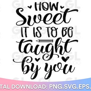 以下が含まれることがあります： 鉛筆とハートが描かれた、「How Sweet It Is To Be Taught By You」という黒と白のテキストグラフィックです。