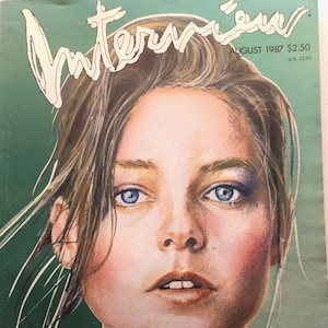 Peut inclure: Couverture du magazine Interview d'août 1987 avec un portrait de Jodie Foster. La couverture a un fond vert d'eau avec le titre du magazine en écriture blanche. La couverture comprend également le prix et le nom de Jodie Foster.