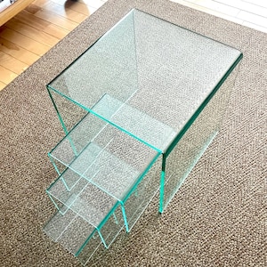 4 fantastiska hopfällbara bord i plexiglas med glaseffekt, 14 cm till 45 cm höga, för dekoration eller uppvisning.