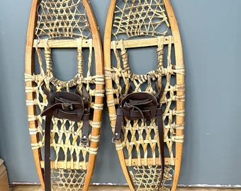 Sneeuwschoen met berenpootmotief, gemaakt van ruw leer en hout, vervaardigd in Canada, 25 x 76 cm, met verstelbare leren bandjes, unisex, vintage wintersport.