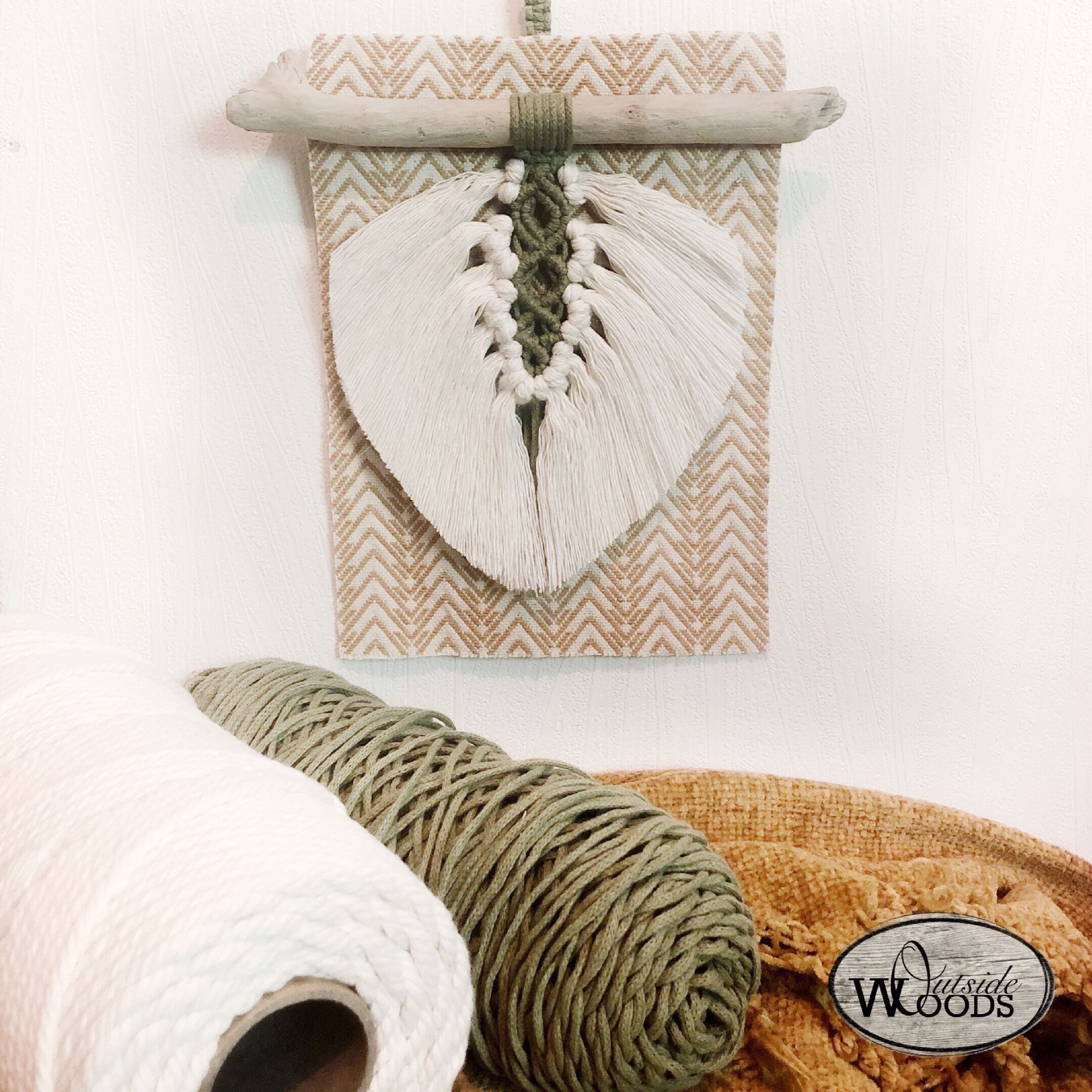 Plume en Macramé sur Bois Flotté