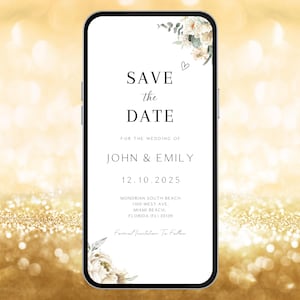Può includere: Uno smartphone mostra un invito di nozze digitale. Il testo recita "Save the Date" sopra i nomi "John & Emily" e la data "12.10.2025". Accenti floreali e un cuore decorano gli angoli. Lo sfondo è dorato sfocato.