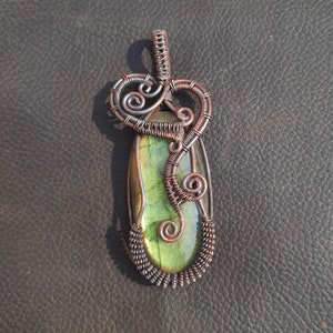 Colgante envuelto en alambre, colgante de labradorita, colgante de piedras preciosas, envoltura de alambre de cobre hecho a mano colgante de labradorita joyería, colgante de cobre