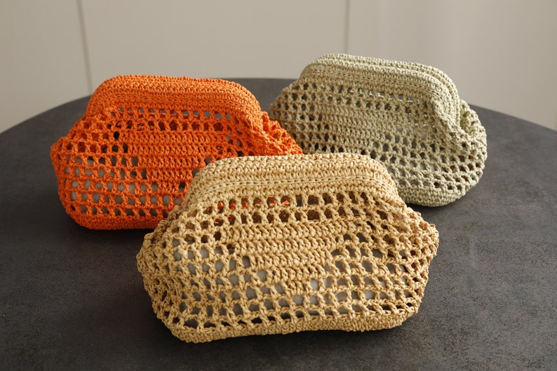 Handgjord virkad kuvertväska, virkad kuvertväska i strå, raffiaväska, vävd handstickad kuvertväska, liten raffiaväska, julklappsväska bild 2