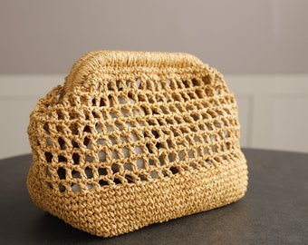 Pochette au crochet CAGE, mini pochette en paille au crochet, sac coach en raphia, pochette naturelle tricotée à la main, sac en raphia tressé, pochette en paille