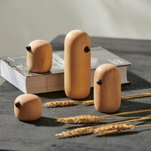 Objet décoratif en bois naturel, ensemble de 4, bois minimal, oiseau en bois, cadeau pour les enfants, décoration de table basse, cadeau bio fait main image 1