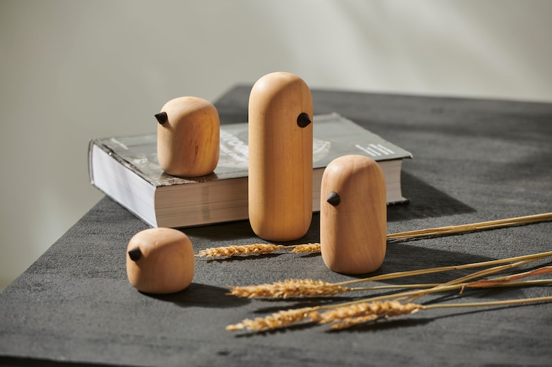 Objet décoratif en bois naturel, ensemble de 4, bois minimal, oiseau en bois, cadeau pour les enfants, décoration de table basse, cadeau bio fait main image 1