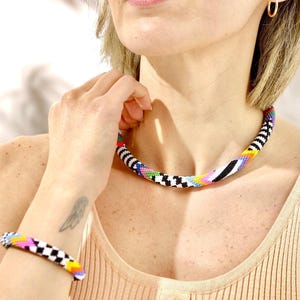 Conjunto de collar y pulsera de cuentas de Nepal, collar geométrico de cuentas, conjunto de joyería bohemia, pulsera étnica gruesa, conjunto de collar de cuentas coloridas