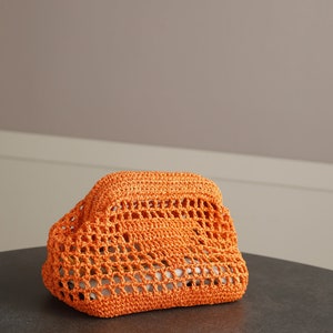 Handgjord virkad kuvertväska, virkad kuvertväska i strå, raffiaväska, vävd handstickad kuvertväska, liten raffiaväska, julklappsväska bild 6