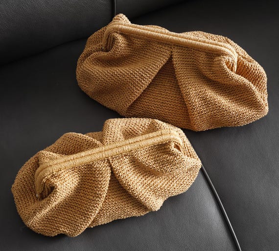 Bolso de mano de rafia hecho a mano, bolso de mano plisado natural