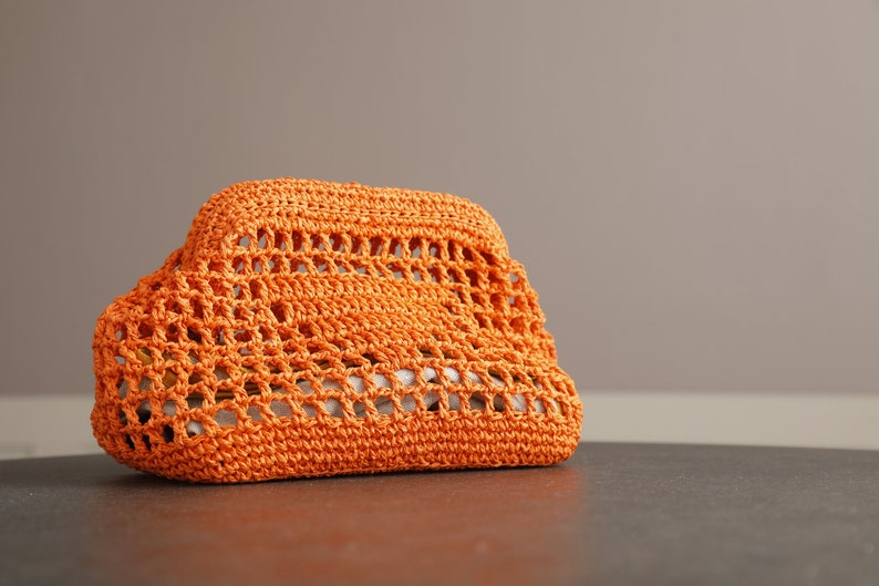 Handgjord virkad kuvertväska, virkad kuvertväska i strå, raffiaväska, vävd handstickad kuvertväska, liten raffiaväska, julklappsväska Orange