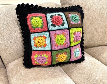 Virkat örngott för mormor, handstickad kudde, virkad blommig kudde, örngott med blommotiv, virkad kudde fyrkantig