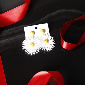 Raffia Daisy Earrings, White and Yellow Flower Dangle Earrings, Flower Power Summer Jewelry, Bridesmaid Gift Earrings, Raffia Earrings Gift