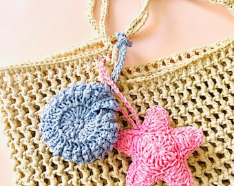 Juego de dijes de estrella de mar y concha de ganchillo, accesorios para bolso de rafia con estrella rosa y concha azul, dijes para bolso de verano hechos a mano, llavero para bolso de playa