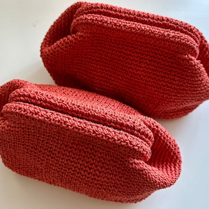 Dieporanje strozak CLUTCH, donkeroranje raffiatas Coach, handgebreide clutch granaatappelkleur, gehaakte raffiatas, stroclutch