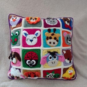 Funda de cojín de ganchillo colorida con animales adorables, cojín con motivos de muchos animales, cojín cuadrado de abuela con animales, funda de cojín tejida a mano de 45 cm
