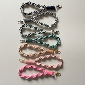 Llavero cordón hecho de hilo de macramé macramé pastel boho hecho a mano