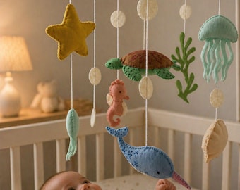 Móbile de feltro com tema oceânico para bebê, feito à mão, com animais marinhos para berço: baleia, tartaruga e água-viva, ideal para quarto de bebê Montessori.