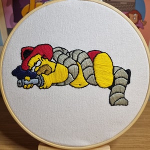 Sesión de fotos boudoir de Homer Simpson, bordado a mano. Aro de 6 pulgadas.