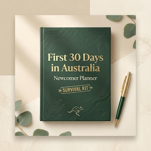 Könnte beinhalten: Ein dunkelgrünes Notizbuch mit dem Titel "First 30 Days in Australia Newcomer Planner Survival Kit" in goldener Schrift und einer Känguru-Illustration. Ein goldener und grüner Stift liegt neben dem Notizbuch auf einer cremefarbenen Oberfläche. Das Notizbuch hat ein Blattmuster.