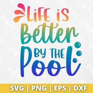 Puede incluir: Un diseño gráfico colorido con el texto "Life is Better by the Pool" en un degradado arcoíris. El texto está estilizado con una fuente de burbujas y un gráfico de salpicadura de agua.