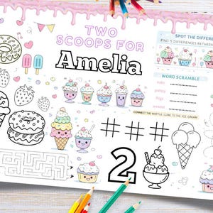 Könnte beinhalten: Eine weiße Tischunterlage mit rosa Eiscreme-Rand und dem Text "TWO SCOOPS FOR Amelia". Die Tischunterlage enthält Malvorlagen zum Thema Eis, ein Labyrinth und ein Wortsuchspiel. Buntstifte sind im Hintergrund.