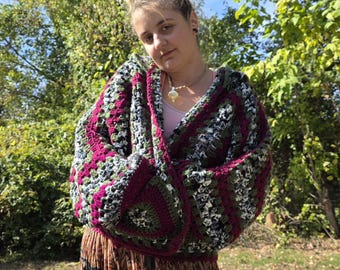 Cárdigan con capucha hexagonal en color verde bosque y morera