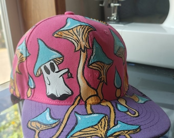 Sombrero con broche de fantasma de setas