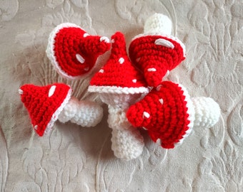 Adornos de hongos tejidos a crochet