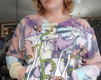 Sudadera corta con estampado de setas moradas, hecha a mano y reciclada, talla mediana