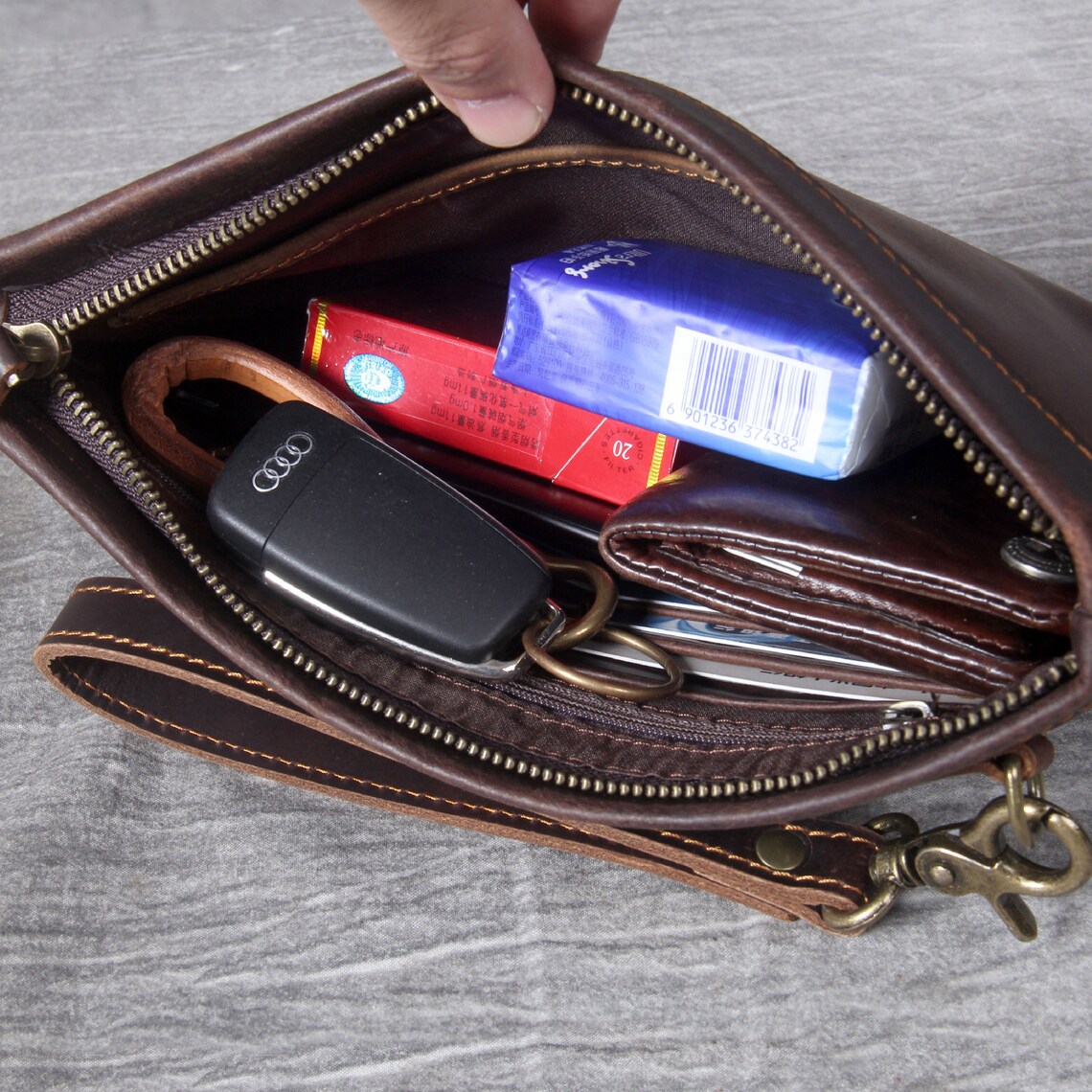 Pochette Uomo Time Resistance - Fatta A Mano In Italia, In Pelle, Con Cinturino Rimovibile - Foto 3