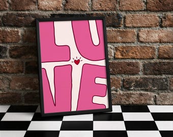 Könnte beinhalten: Gerahmter Kunstdruck mit dem Wort "LOVE" in Rosa und einem roten Herz in der Mitte. Das Kunstwerk steht vor einer Backsteinmauer und einem schwarz-weiß karierten Boden.
