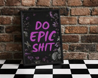 Könnte beinhalten: Ein gerahmter schwarzer Druck mit den Worten „DO EPIC SHIT“ in leuchtendem Lila. Der schwarze Hintergrund ist mit floralen Elementen in Lila- und Weißtönen verziert. Der Druck lehnt an einer Backsteinmauer und einem Schachbrettboden.