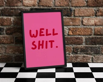 Könnte beinhalten: Ein gerahmter Druck mit den Worten "WELL SHIT" in roter Schrift auf pinkfarbenem Hintergrund. Der schwarze Rahmen lehnt an einer Backsteinmauer und einem schwarz-weiß karierten Boden.