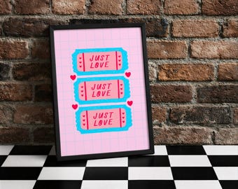 Könnte beinhalten: Gerahmter Kunstdruck mit rosa kariertem Hintergrund. Der Druck zeigt drei blaue Ticket-Designs, jedes mit den Worten "JUST LOVE" in Rosa. Kleine rote Herzen sind um die Tickets herum platziert. Der Rahmen ist schwarz.