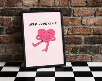 Könnte beinhalten: Ein gerahmter Druck mit dem Text "SELF LOVE CLUB" über einer rosa Herzfigur, die sich selbst umarmt. Das Kunstwerk befindet sich vor einem rosa Hintergrund, ist schwarz gerahmt und steht auf einer schwarz-weiß karierten Oberfläche.