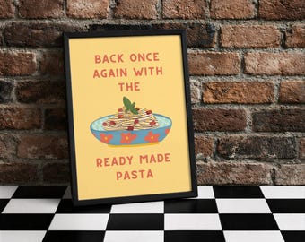 Könnte beinhalten: Gerahmter Kunstdruck mit einer Pasta-Gericht-Illustration auf gelbem Hintergrund. Der Text lautet "Back once again with the ready made pasta." Das Kunstwerk befindet sich in einem schwarzen Rahmen, vor einer Backsteinmauer und einem schwarz-weiß karierten Boden.