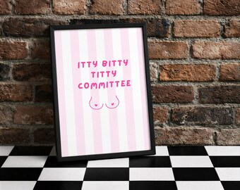 Könnte beinhalten: Ein gerahmter Druck mit einem rosa-weiß gestreiften Hintergrund. Der Text "ITTY BITTY TITTY COMMITTEE" ist in Rosa geschrieben, mit einer kleinen Illustration von Brüsten darunter. Der Rahmen ist schwarz.