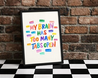 Könnte beinhalten: Ein gerahmter Kunstdruck mit dem Text "MY BRAIN HAS TOO MANY TABS OPEN" in bunten, handgeschriebenen Buchstaben. Das Kunstwerk befindet sich vor einem weißen Hintergrund und ist in Schwarz gerahmt, an einer Backsteinmauer lehnend.